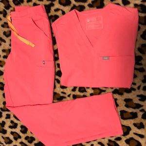 Figs xs neon pink set